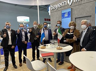 Foto (von links nach rechts): Alejandro Hernández, Staatssekretär für Investitionsförderung (Wirtschaftsministerium von Guanajuato); Mauricio Usabiaga, Wirtschaftsminister von Guanajuato;  Staatssekretär Roland Weigert, Bayerisches Staatsministerium für Wirtschaft, Landesentwicklung und Energie; Diego Rodríguez, Gouverneur des Bundesstaates Guanajuato, Mexiko; Dr. Rainer Seßner, Geschäftsführer, Bayern Innovativ GmbH; Dr. Ulrike Wolf, Ministerialdirektorin, Bayerisches Staatsministerium für Wirtschaft, Landesentwicklung und Energie; Christian Weber, stellvertretender Geschäftsführer, Bayern International
